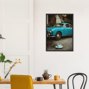 Retro kaffeplakat – blå klassiker & kaffekop på gaden 5 8ac1337c-96ba-46e7-b370-c1847e7c3c03